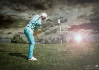 Golfspielerin auf der Runde